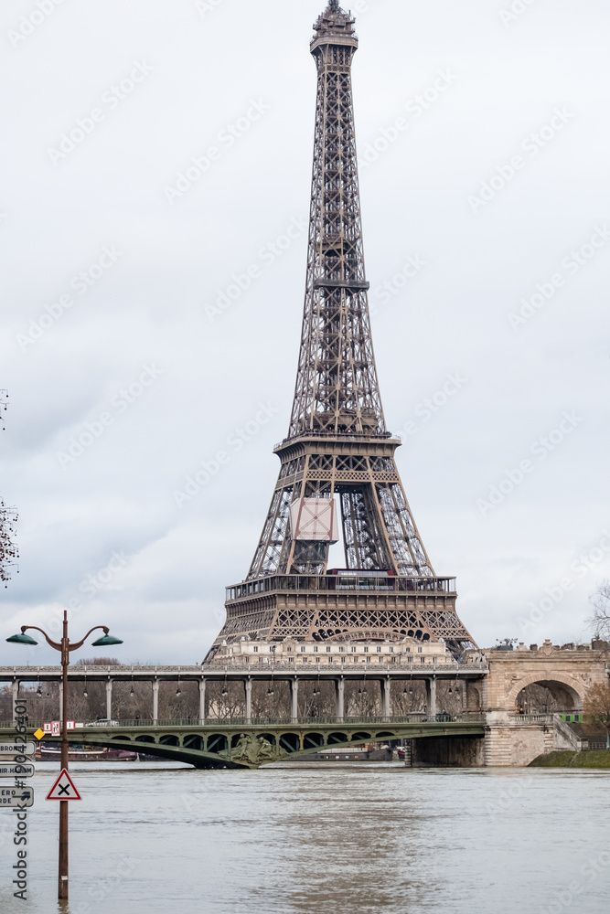 Fototapeta premium Paris sous les eaux