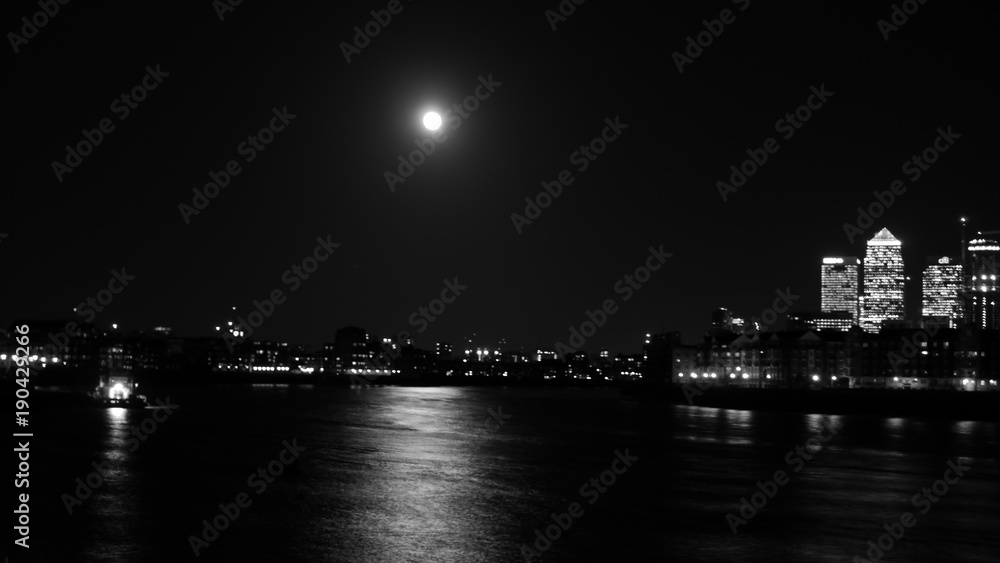 Fototapeta premium Moon Over London