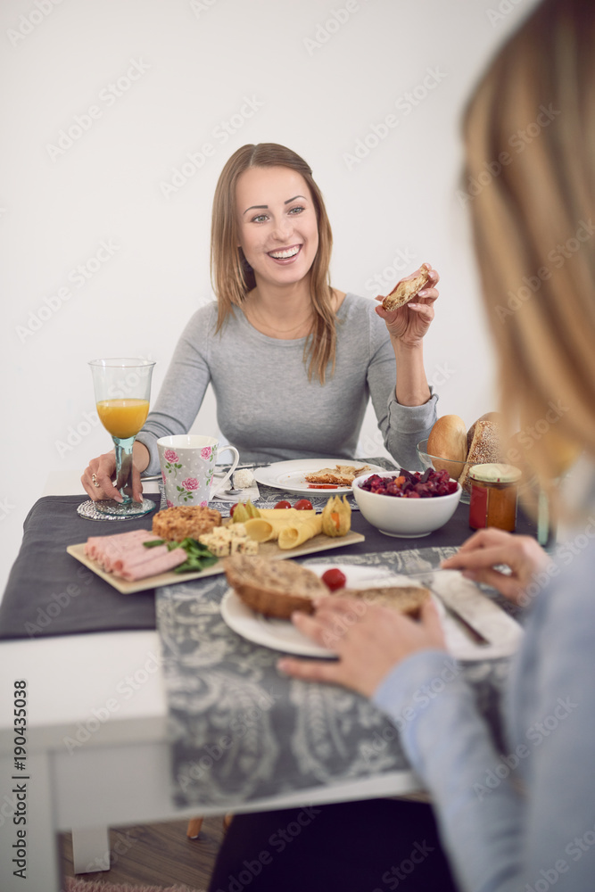 Zwei Freundinnen beim gemeinsamen Frühstück Zwei Freundinnen beim gemeinsamen Frühstück