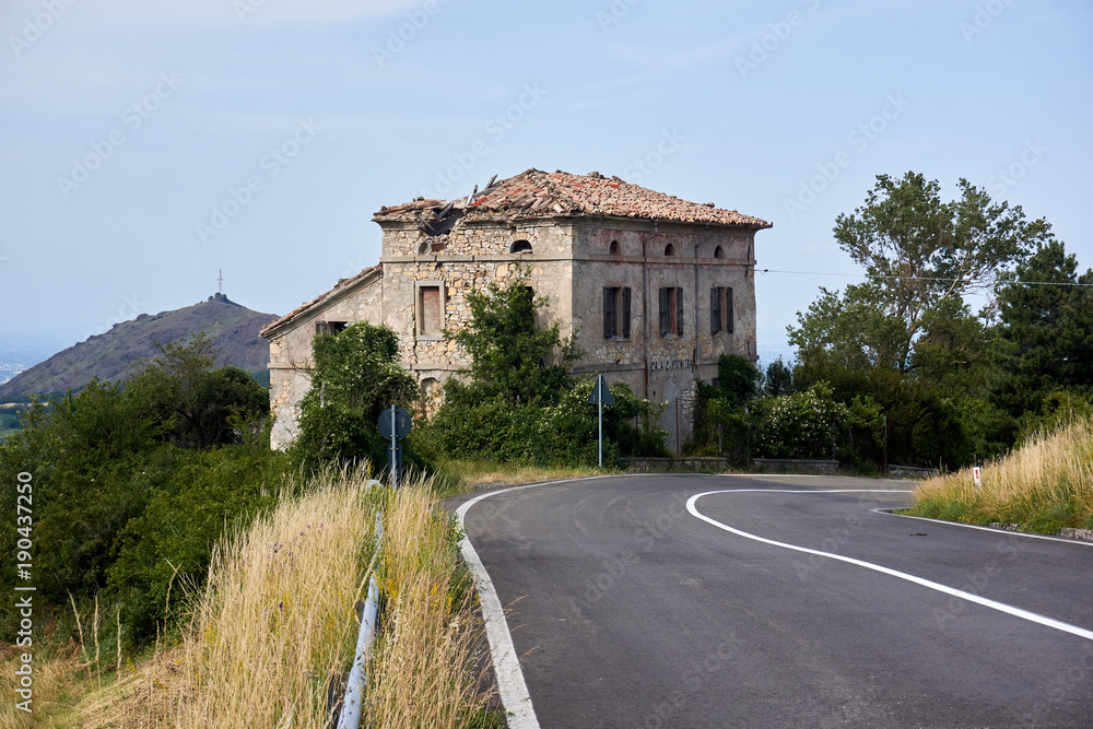 Abandoned house by the road, ITALY / Piantonia