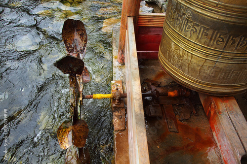 Foto Prayer wheel in tibetan monastery