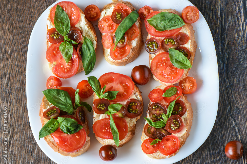 Bread and butter with tomatoes and basil Bread and butter with tomatoes and basil