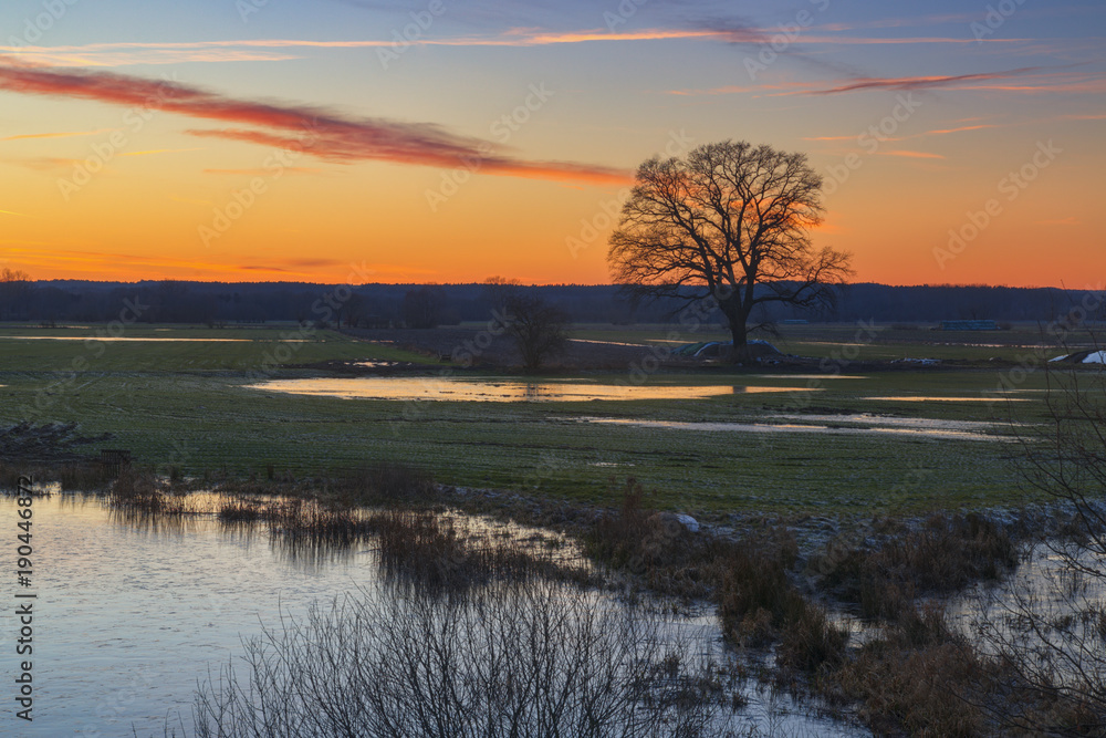 Sonnenuntergang im Wendland 4/ Sonnenuntergang über der Elbtalaue bei Dannenberg im Landkreis Lüchow-Dannenberg (Niedersachen, Deutschland).