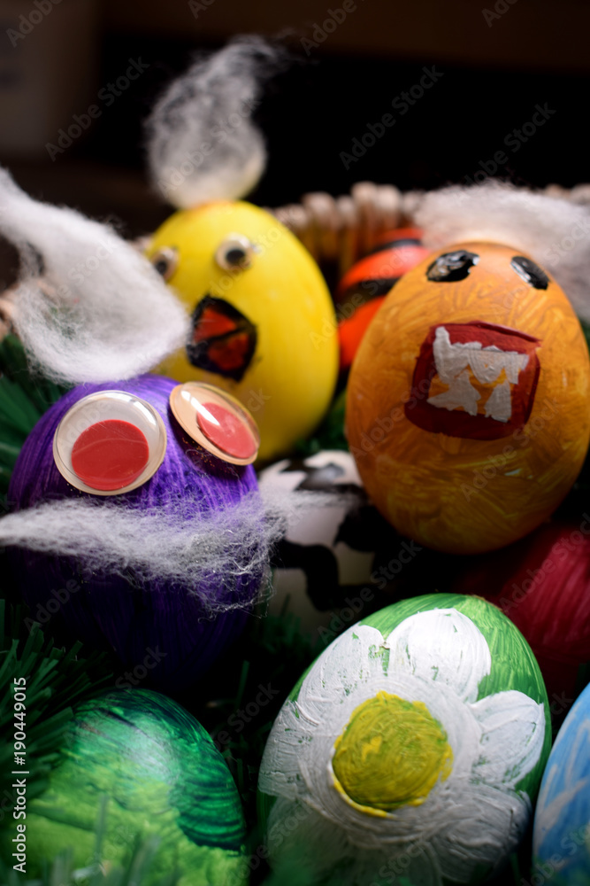 Huevos colorados de Pascua en cesta