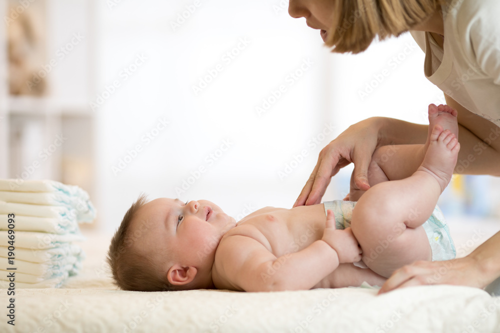 Φωτογραφία Mother taking care of little baby and changing diaper