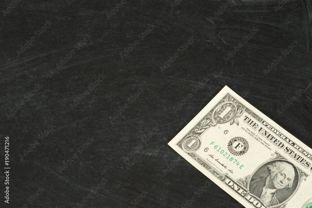 Geldschein US Dollar und eine schwarze Kreidetafel als Vorlage zum Bearbeiten Geldschein US Dollar und eine schwarze Kreidetafel als Vorlage zum Bearbeiten