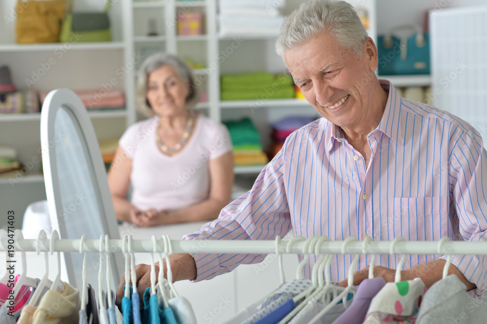 Obraz premium Senior couple choosing clothes