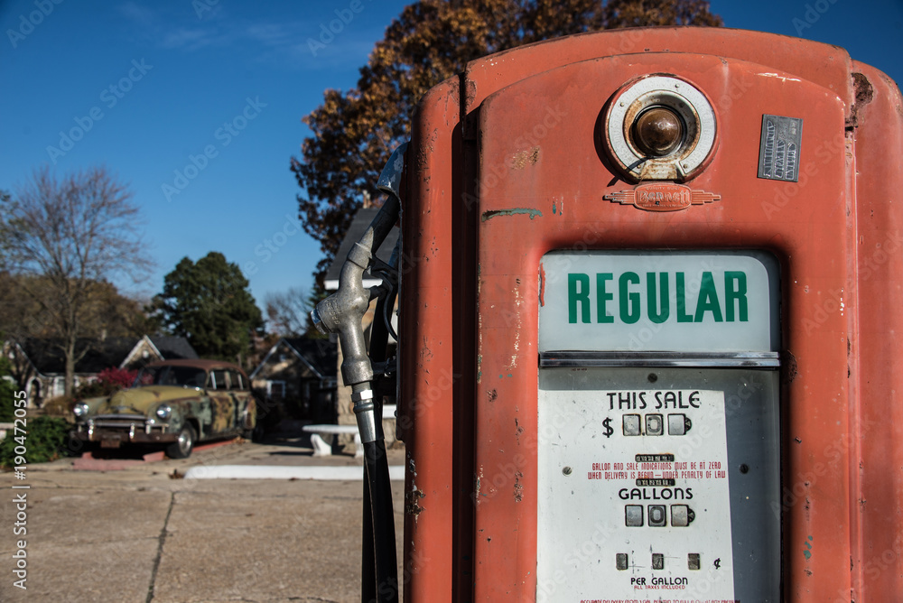 Obraz premium Wagon Wheel Motel