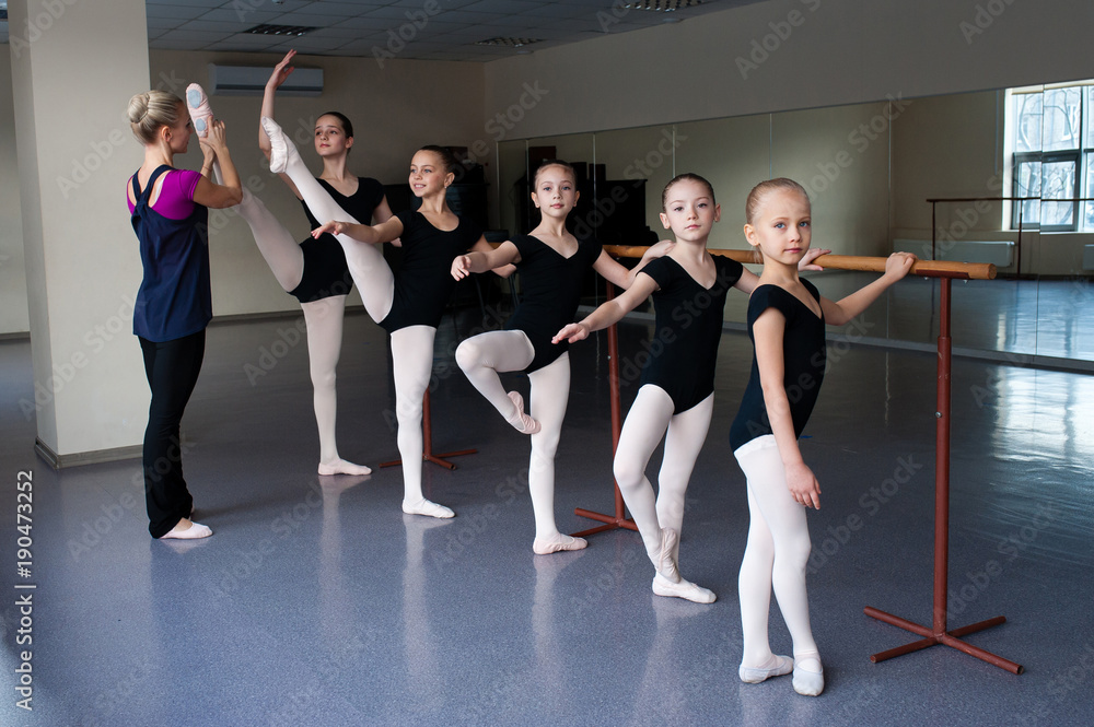 Fototapeta premium Children are taught ballet positions in choreography.
