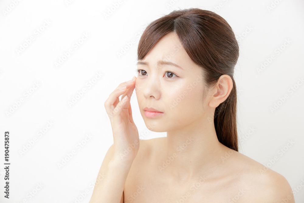 スキンケア・悩む女性 スキンケア・悩む女性