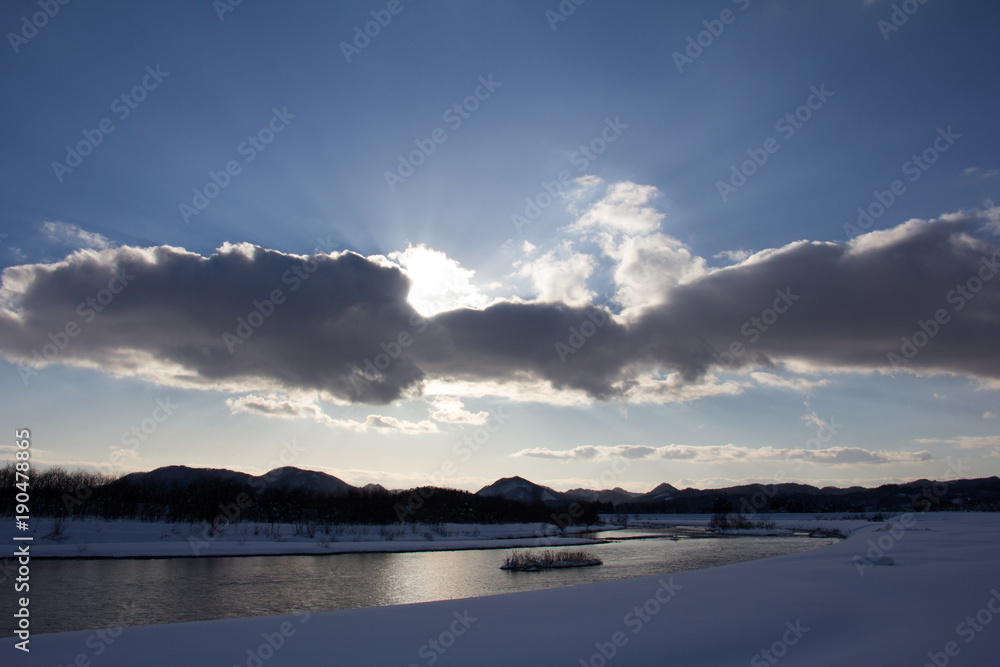 川と雪景色　青空　秋田県　冬