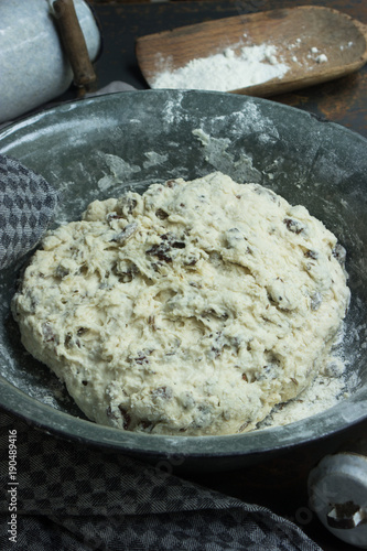 Zutaten Hefeteig für Rosinenbrot mit Kümmel mit nostalgischem Zubehör