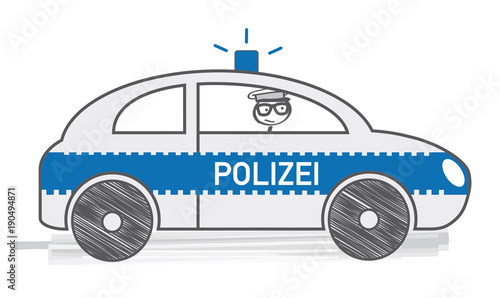 Polizist im Einsartz fährt mit Polizeiauto
