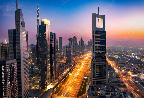 Die Skyline von Downtown Dubai und dem Finanzzentrum nach Sonnenuntergang