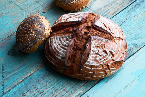 Wallpaper Mural Rustikal brot vom bauer am türkiser Holz Hintergrund. Torontodigital.ca
