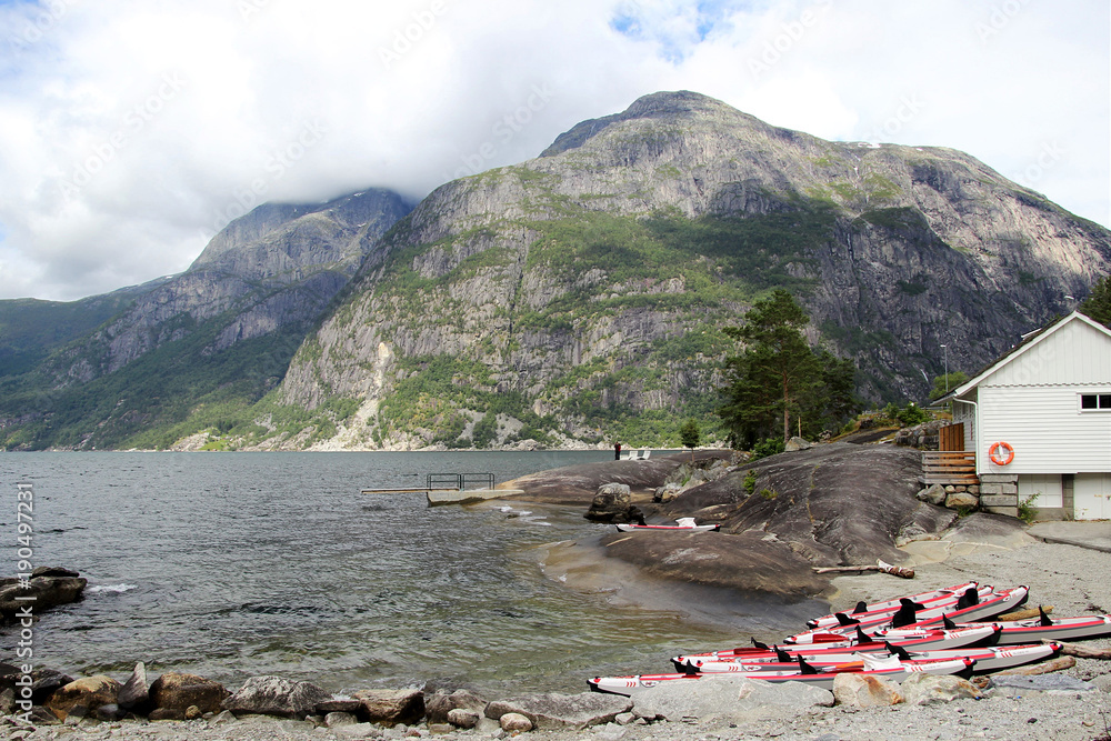 Fjord in Norwegen mit vielen Kanus am Ufer