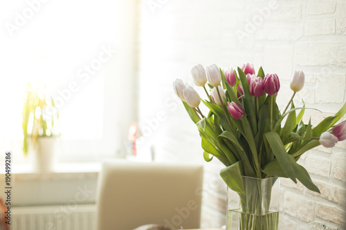 Fototapeta Naklejka Na Ścianę i Meble -  Tulpenstrauß in einer Vase