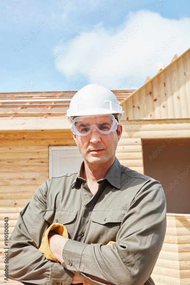 Bauarbeiter mit Schutzbrille und Schutzhelm Bauarbeiter mit Schutzbrille und Schutzhelm