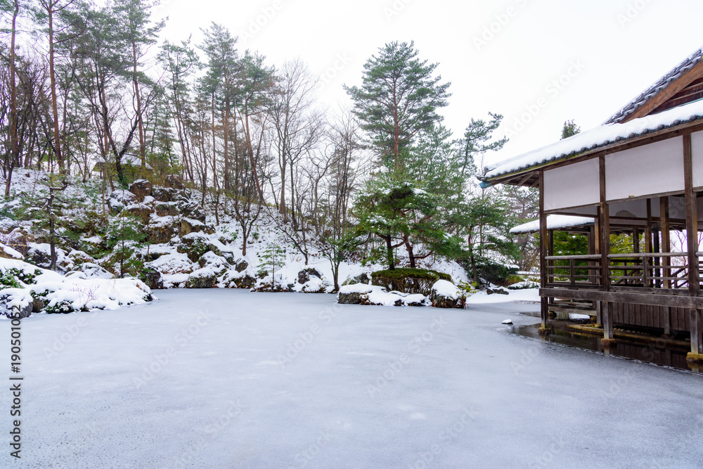 Fototapeta premium 雪の日本庭園