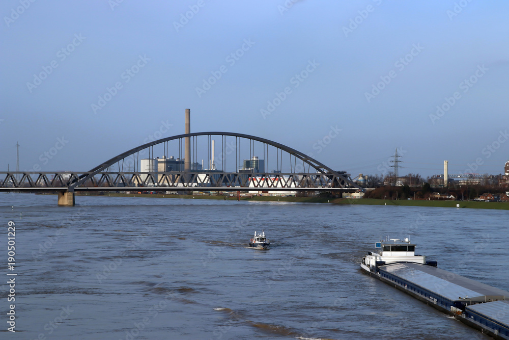 Naklejka premium frachtschiff und begleitboot auf dem rhein vor düsseldorf