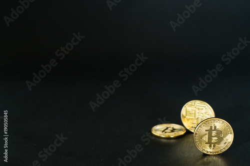 Obraz na płótnie Gold Bitcoins isolated on black background w salonie