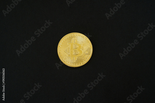 Obraz na płótnie Gold Bitcoins isolated on black background w salonie