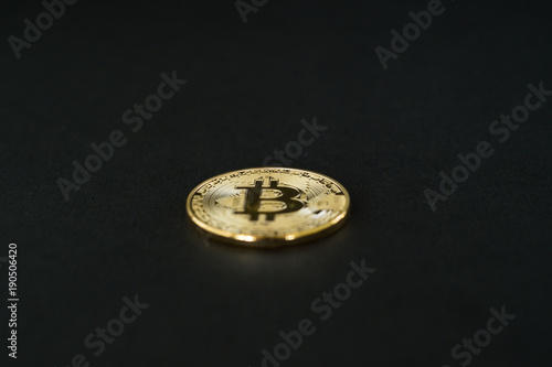 Obraz na płótnie Gold Bitcoins isolated on black background w salonie
