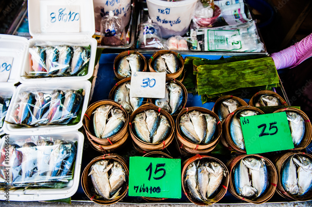 Fototapeta premium Pesce fresco al mercato Thailandese