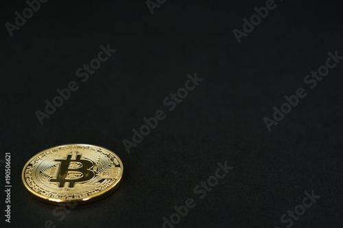 Obraz na płótnie Gold Bitcoins isolated on black background w salonie