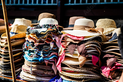 cappelli al mercato sul fiume di Bangkok, Thailandia