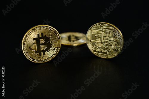 Obraz na płótnie Gold Bitcoins isolated on black background w salonie