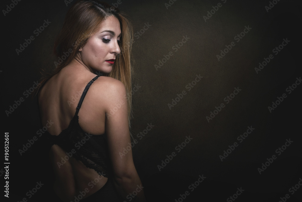 mujer joven con la espalda desnuda mujer joven con la espalda desnuda