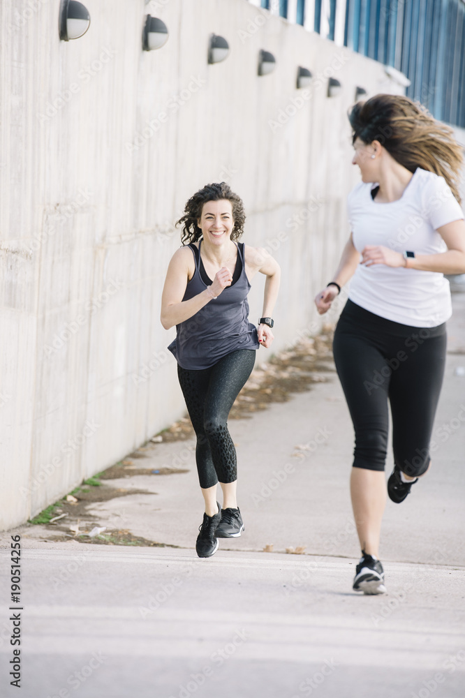 Obraz premium two running woman in the street