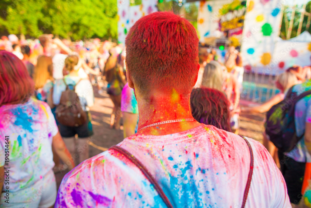 Fototapeta premium guy celebrate holi festival, make selfie
