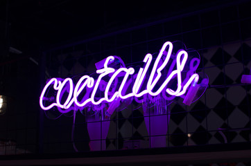 Sierkussen Bar Cocktailtekst in blauw fluorescerend licht  © petlyaroman