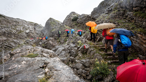Bergwandern mit Regenschirm photo