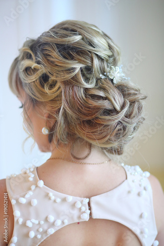 wedding hairstyle from curls and jewelry