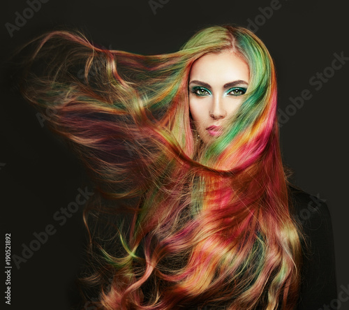 Fototapeta Portret młodej pięknej kobiety z długimi włosami. Model z idealnie zdrowymi farbowanymi włosami. Rainbow Hairstyles