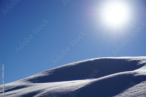 Schneehügel vor der Wintersonne, Tirol, Austria