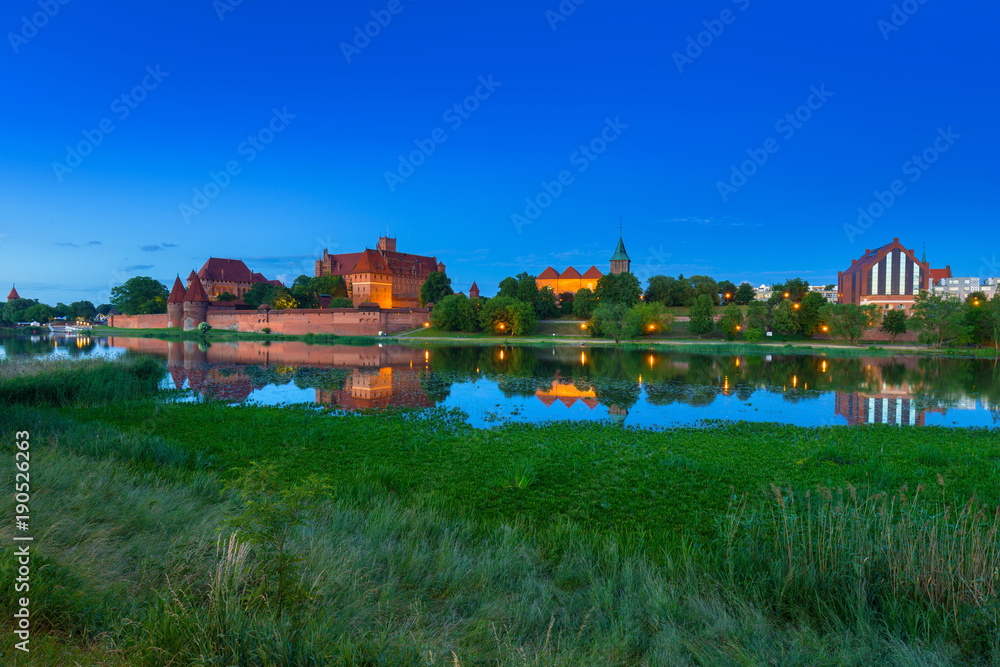 Obraz premium Malbork Castle of the Teutonic Order at dusk, Poland