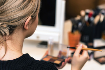 Fototapete Schönheitssalon Teenagerin mit Schminkpinsel von hinten  © Yakov