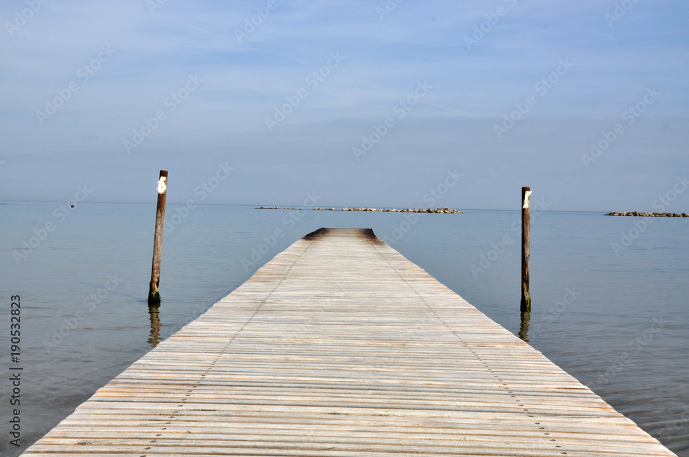 Naklejka premium wooden pier on the sea