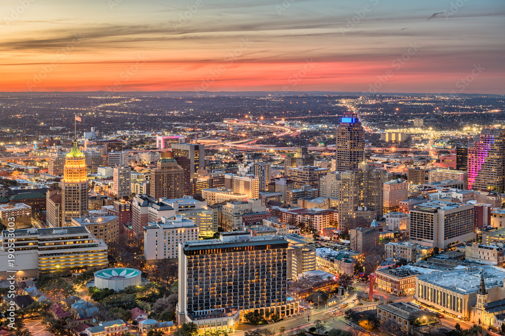 Obraz premium San Antonio, Texas, USA downtown city skyline at dusk.