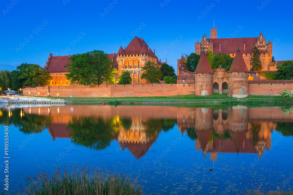 Naklejka premium Malbork Castle of the Teutonic Order at dusk, Poland