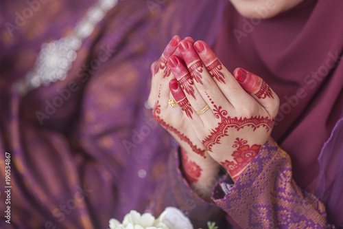 Wallpaper Mural Henna and wedding ring on bride hand, pray for doa session. Torontodigital.ca