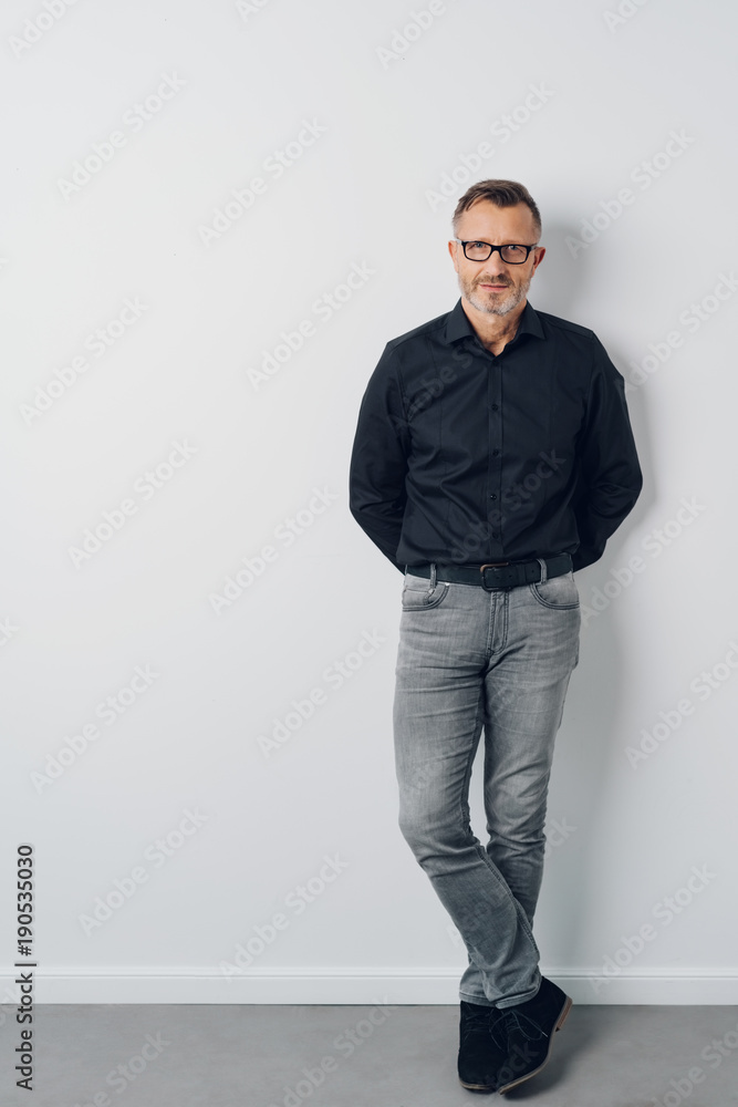 Obraz premium Full length portrait of middle-aged confident man
