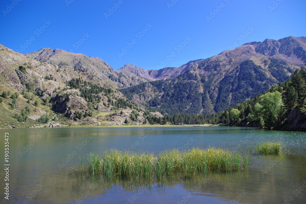 Montagne et lac de montagne dans les Pyrénées
