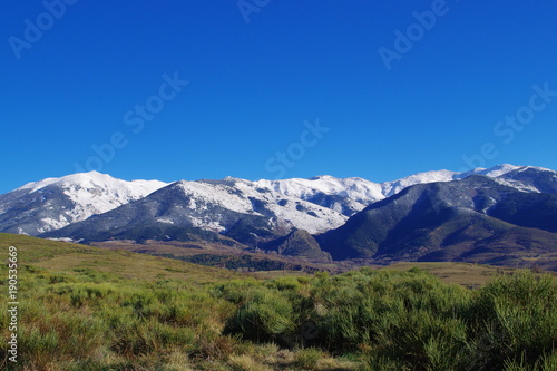 Montagnes des Pyrénées Orientales avec de la neige en Cerdagne