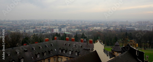 Krajobraz deszczowej Częstochowy z wieży klasztoru na Jasnej Górze