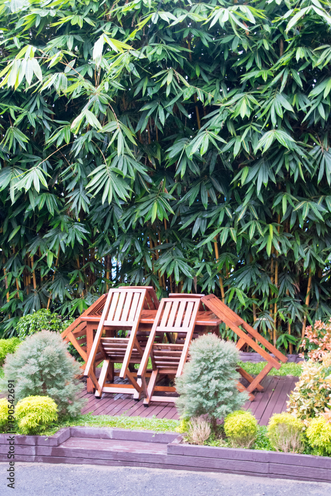 Obraz premium sitzgruppe unter Bambuspflanzen